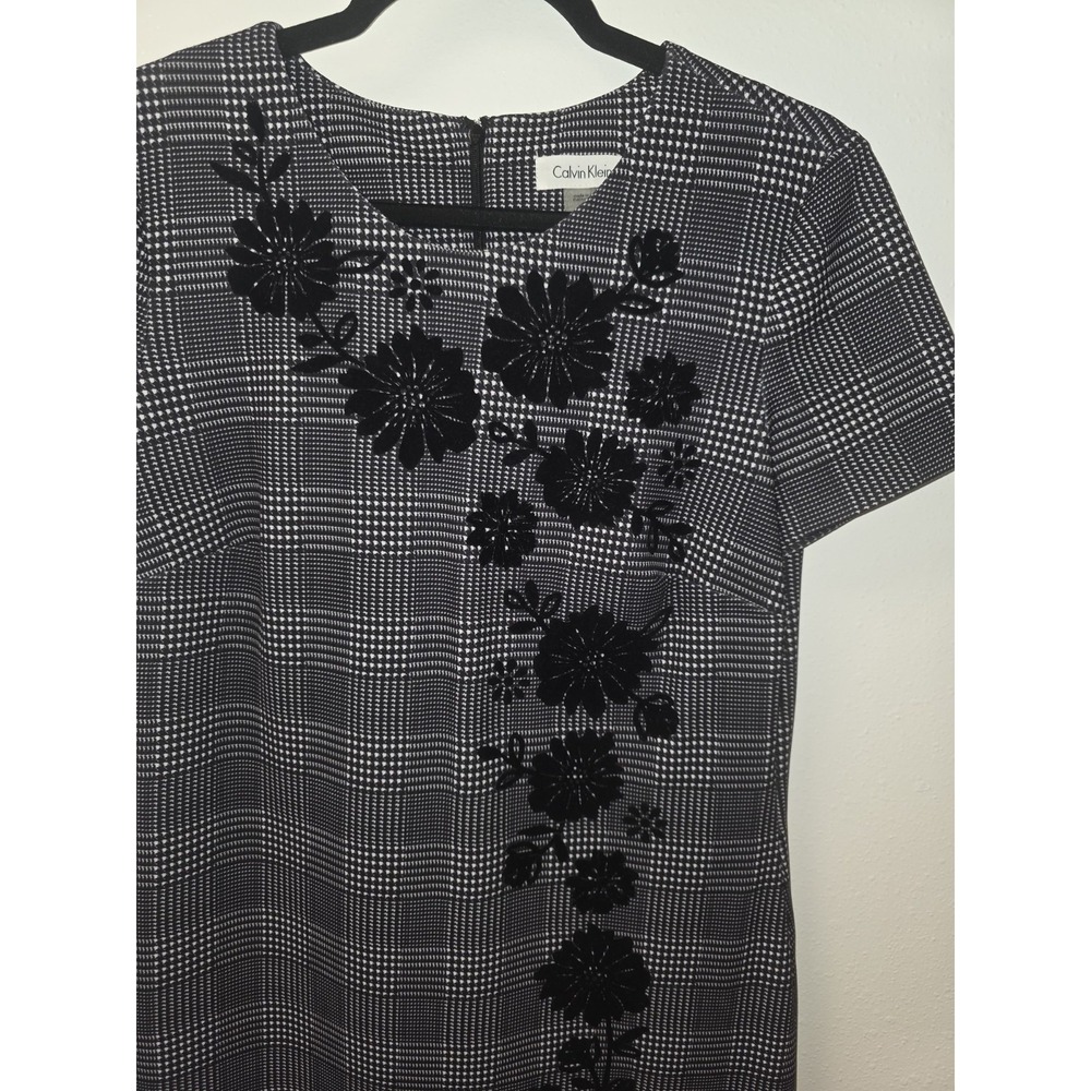 Calvin Klein Women's Plaid Sheath Dress Black Gray Floral Appliqué Size 10 - Picture 2 of 9